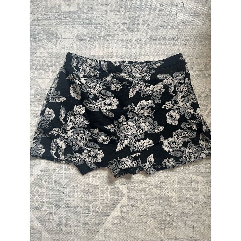 s.o.r.a.d. SORAD Women's Floral Skort Black / White Elastic Waist Small